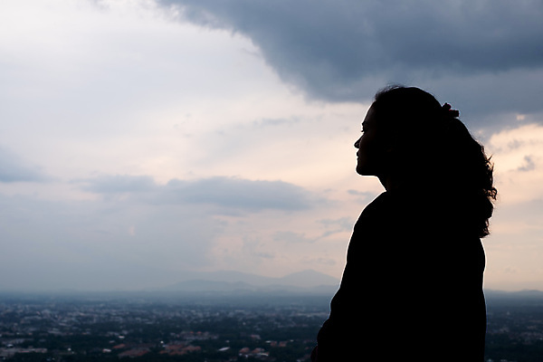 포토 JPG 해외이미지 1 라이프스타일 응시 여자 생각 한명 동양인 성인 슬픔 표현 드라마 문제 혼자 해외포토 시선 감정 사람 인종 생활 파일형식 이미지허브
