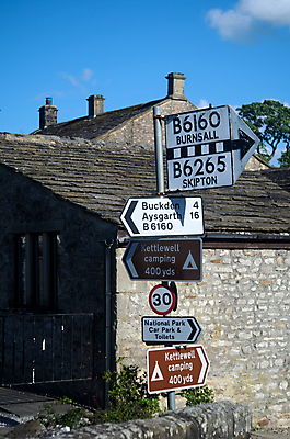 포토 JPG 해외이미지 공원 거리 사람없음 뷰티 마을 캠핑 시골 표지판 요크셔테리어 방향 캠핑장 사인 전국 해외포토 공공시설 레저 알림판 테리어 파일형식 이미지허브