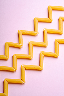 포토 JPG 해외이미지 사람없음 일렬 지그재그 펜네 카피스페이스 분홍색배경 해외포토 분홍색 백그라운드 파스타 공백 파일형식 이미지허브