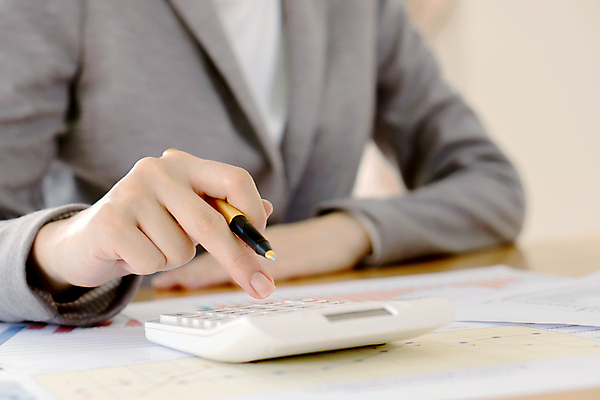 포토 JPG 해외이미지 직업 라이프스타일 손 여자 종이 컨셉 돈 회사 비즈니스 통계 탁자 성공 설계 주택 직장 사람 사람없음 금융 경제 사무실 펜 저축 계산기 업무 계산 책상 보고서 투자 회계 세금 수입 예산 경제학 회계사 카피스페이스 해외포토 교육 가구 문구용품 건물 생활 신체부위 필기구 공백 장비 작업 재산 파일형식 이미지허브