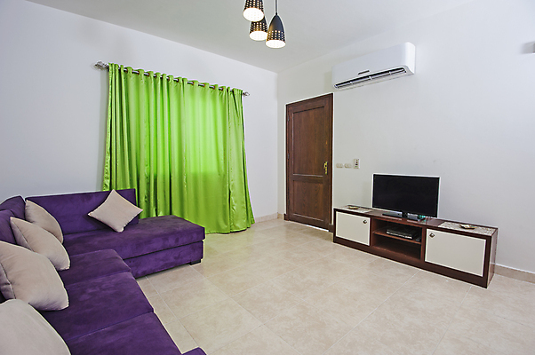 포토 JPG 해외이미지 벽 쿠션 거실 의자 건축양식 창문 탁자 바닥 아파트 주택 실내 사람없음 내부 초록색 빛 인테리어 소파 문 보라색 텔레비전 방 커튼 플랫 고급 찬장 캐비닛 타일 천장 해외포토 디자인 건축 컬러 가구 컨셉 건물 전자제품 사물함 파일형식 이미지허브