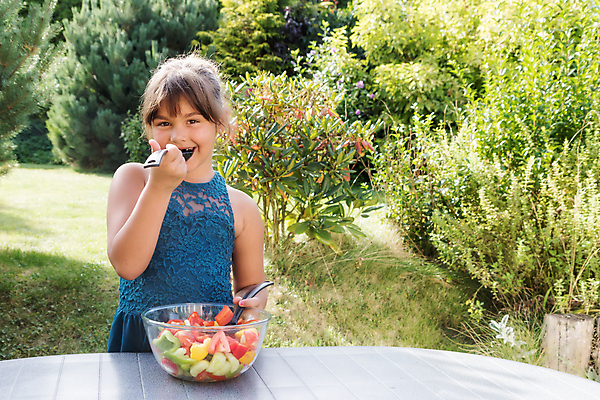 포토 JPG 해외이미지 백인 라이프스타일 여자 행복 얼굴 어린이 음식 채소 자연 요리 한명 미소 사람 소녀 야외 초록색 여름 햇빛 뷰티 소풍 정원 식사 저녁식사 기쁨 샐러드 흰색 신선 맛 먹기 후추 내추럴 점심식사 해외포토 서양인 1 계절 감정 컬러 컨셉 모션 표정 생활 신체부위 태양 야외활동 향신료 생태계 파일형식 이미지허브