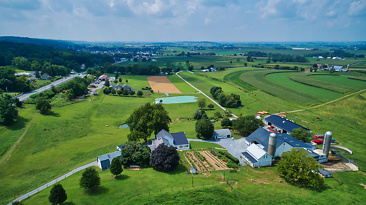 포토 JPG 해외이미지 나무 식물 계절 산업 음식 잎 밭 농업 자연 하늘 안테나 옥수수 사람없음 야외 초록색 파란색 농작물 태양 농장 농경지 일출 환경 일몰 봄 수확 성장 시골 낟알 땅 밀 유기농 장면 내추럴 외양간 드론 밭일 줄서기 세련 해외포토 자연요소 웰빙 컬러 통신 모션 곡류 노을 생태계 파일형식 이미지허브