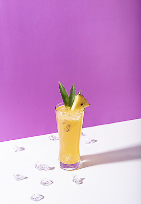 포토 JPG 해외이미지 잎 잔 실내 그림자 사람없음 얼음 파인애플 보라색배경 파인애플주스 해외포토 자연요소 식물 식기 백그라운드 과일 내부 보라색 과일주스 열대과일 파일형식 이미지허브