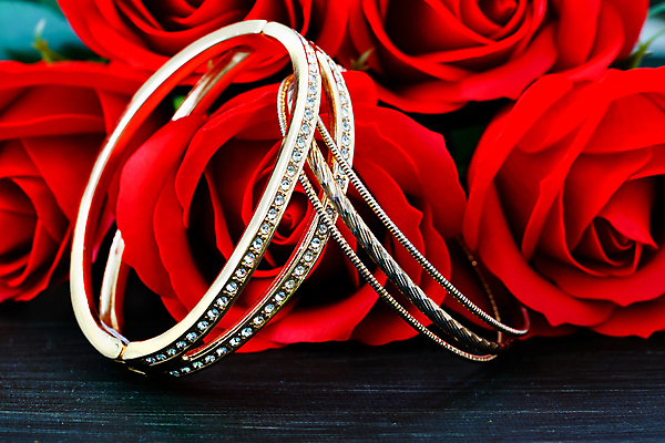 포토 JPG 해외이미지 디자인 커플 꽃 결혼 결혼식 발렌타인데이 사랑 사람없음 장식 빨간색 장미 유행 반지 황금 보석 집중 결혼반지 다이아몬드 약혼 해외포토 식물 감정 컬러 컨셉 장신구 관계 데이이벤트 이벤트 광석 약속 파일형식 이미지허브