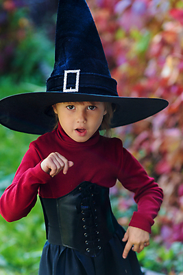 포토 JPG 해외이미지 백인 전통 드레스 옷 여자 얼굴 어린이 오렌지 장난 놀이 호박 휴가 기념 한명 웃음 사람 파티 정원 검은색 놀람 공연 할로윈 마법사 신비 마녀 마법 잭 10월 가면무도회 해외포토 서양인 1 감정 컬러 컨셉 채소 과일 표정 이벤트 신체부위 날짜 무도회 파일형식 이미지허브