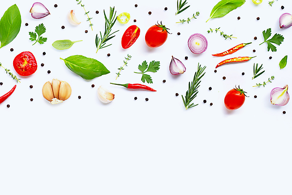 포토 JPG 해외이미지 백그라운드 채소 식재료 방울토마토 고추 실내 마늘 사람없음 신선 흰배경 후추 바질 로즈메리 적양파 카피스페이스 해외포토 토마토 양파 내부 공백 흰색 허브 향신료 파일형식 이미지허브