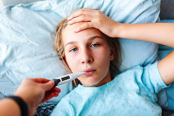 포토 JPG 해외이미지 백인 손 여자 어린이 베개 휴식 주택 건강 한명 치료 10대 약 머리 고통 추위 환자 침대 열 바이러스 보호 질병 온도계 체온계 담요 측정 감염 온도 거짓말 이마 인플루엔자 전염병 코로나바이러스 해외포토 서양인 1 감정 가구 컨셉 의학 침구 청소년 사람 건물 신체부위 파일형식 이미지허브