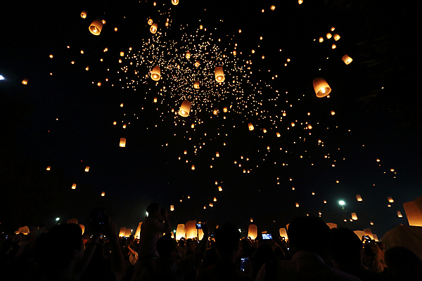 포토 JPG 해외이미지 사람없음 야외 빛 야간 풍등 풍등날리기 풍등놀이 풍등행사 풍등축제 해외포토 자연요소 놀이 조명 이벤트 등축제 파일형식 이미지허브