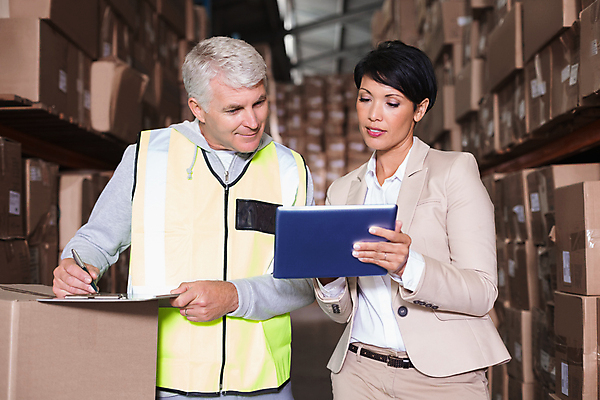 포토 JPG 해외이미지 백인 여자 남자 40대 중년 50대 회의 노동자 실내 말하기 대화 정장 상반신 두명 앞모습 태블릿 비즈니스우먼 감독 집중 확인 보여주기 물류창고 중년만 해외포토 서양인 직업 옷 뷰포인트 컨셉 비즈니스 모션 사람 성인 내부 전자제품 스마트기기 직장인 창고 성인만 파일형식 이미지허브