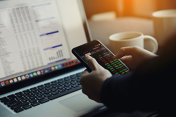 포토 JPG 해외이미지 손 백그라운드 컨셉 돈 인터넷 비즈니스 통신 성공 모바일 그래프 미래 동양인 사람없음 금융 경제 스마트폰 컴퓨터 스크린 공책 자료 거래 터치 성장 비즈니스맨 시장 주식 중개인 스마트 분석 무역 외화 투자 긍정 회계 마케팅 해외포토 직업 남자 산업 문구용품 인종 신체부위 전자제품 핸드폰 스마트기기 직장인 재산 파일형식 이미지허브