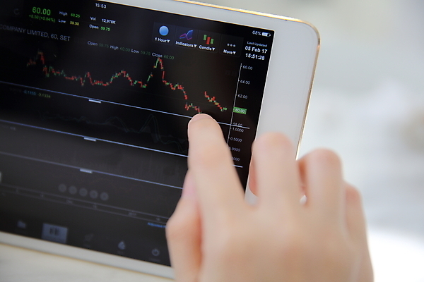 포토 JPG 해외이미지 손 그래프 신체부위 주식 분석 투자 해외포토 컨셉 비즈니스 사람 금융 파일형식 이미지허브