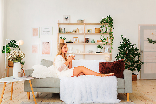 포토 JPG 해외이미지 전신 라이프스타일 여자 화분 여유 가구 액자 쿠션 청소년 탁자 휴식 한명 들기 앉기 일상 인테리어 소파 문 머그컵 담요 서랍장 십대여자한명만 해외포토 1 디자인 감정 생활용품 컨셉 의자 모션 사람 라이프 생활 컵 여자한명만 십대여자만 파일형식 이미지허브