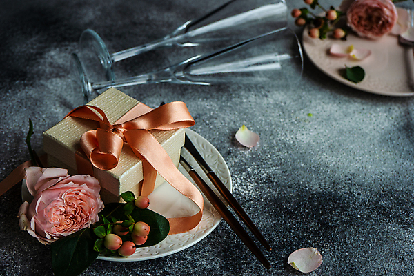 포토 JPG 해외이미지 접시 꽃잎 포크 잎 회색배경 사람없음 선물상자 장미 나이프 꽃봉오리 샴페인잔 해외포토 식물 식기 꽃 백그라운드 술잔 선물 상자 회색 칼 파일형식 이미지허브