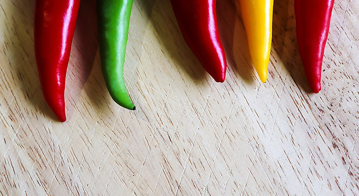 포토 JPG 해외이미지 음식 백그라운드 컨셉 채소 재료 고추 파프리카 도마 요리 사람없음 목재 빨간색 초록색 노란색 주방 신선 뜨거움 칼날 칼 자르기 먹기 매움 날것 보케 날카로움 후추 알레르기 연소 숙성 채식주의자 철강 페퍼로니 할라피뇨 해외포토 나무 컬러 모션 주방용품 소시지 맛 질병 향신료 채식 파일형식 이미지허브