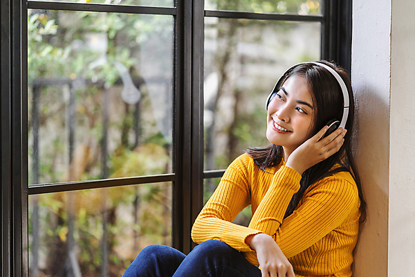 포토 JPG 해외이미지 모델 라이프스타일 여자 행복 감정 아시아 음악 이어폰 모바일 휴가 아이디어 직장 실내 한명 사람 앉기 동양인 성인 스마트폰 우주 헤드폰 소리 카페 듣기 작업 무선전화기 와이파이 긍정 힙스터 카피스페이스 해외포토 1 패션 나라 음향기기 컨셉 회사 모션 문화예술 인종 내부 생활 핸드폰 스마트기기 상점 공백 전화기 무선인터넷 파일형식 이미지허브