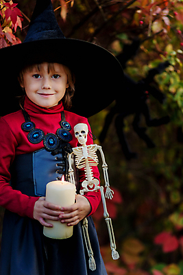 포토 JPG 해외이미지 백인 전통 드레스 옷 여자 얼굴 어린이 오렌지 장난 놀이 호박 휴가 기념 한명 웃음 사람 파티 검은색 놀람 공연 할로윈 마법사 잡기 신비 마녀 마법 잭 10월 가면무도회 해외포토 서양인 1 감정 컬러 컨셉 채소 과일 모션 표정 이벤트 신체부위 날짜 무도회 파일형식 이미지허브