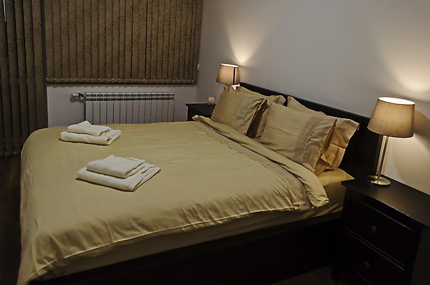 포토 JPG 해외이미지 디자인 건축양식 창문 베개 침구 휴식 조명 아파트 주택 따뜻함 사람없음 내부 목재 컬러풀 우주 침실 방 덮개 가을 침대 램프 직물 신선 잠 커튼 야간 난방 라디에이터 불가리아 개조 해외포토 자연요소 나무 계절 건축 컬러 가구 컨셉 재료 건물 뚜껑 파일형식 남유럽 이미지허브