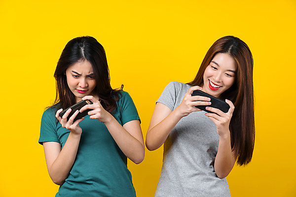 포토 JPG 해외이미지 모델 라이프스타일 커플 여자 행복 감정 아시아 음악 백그라운드 이동 노래 관계 모바일 실내 미소 웃음 동양인 성인 두명 스마트폰 컬러풀 파티 유행 소리 우정 댄서 춤 어플리케이션 쌍둥이 흥분 긍정 게이머 고립 카피스페이스 해외포토 직업 나라 컬러 컨셉 가족 문화예술 표정 사람 인종 이벤트 내부 생활 친구 핸드폰 스마트기기 공백 파일형식 이미지허브