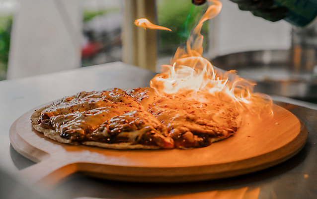 포토 JPG 해외이미지 직업 접시 손 음식 조각 백그라운드 토마토 채소 재료 탁자 불 치즈 피자 건강 육류 요리 사람없음 목재 주방 식당 요리사 식사 저녁식사 이탈리아 시골 손전등 신선 뜨거움 오븐 맛 굽기 속도 준비 올리브 반죽 후추 점심식사 연소 모짜렐라치즈 번 핸드메이드 해외포토 자연요소 나무 식기 열매 유럽 빵 가구 컨셉 식재료 조명 유제품 패스트푸드 서양음식 신체부위 상점 가전제품 구이 향신료 파일형식 이미지허브