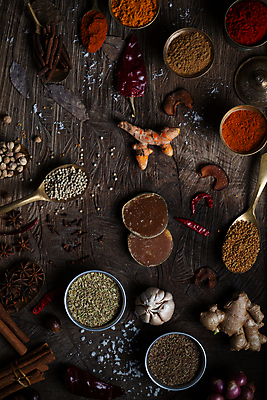 포토 JPG 해외이미지 전통 백그라운드 재료 자연 고추 탁자 파프리카 건조 파슬리 종류 요리 동양인 사람없음 목재 빨간색 노란색 주방 숟가락 수확 뜨거움 고명 양념 조미료 사발 맛 정상 가루 인도인 수집 허브 향신료 메뉴 유기농 매움 후추 카레 생강 놋쇠 땅바닥 사프란 시나몬 강황 해외포토 외국인 나무 식물 웰빙 음식 컬러 가구 컨셉 농업 채소 식재료 바닥 수저 인종 사기그릇 생태계 향미료 파일형식 이미지허브