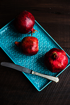 포토 JPG 해외이미지 탁자 검은배경 사람없음 어둠 칼 석류 해외포토 가구 백그라운드 과일 검은색 파일형식 이미지허브