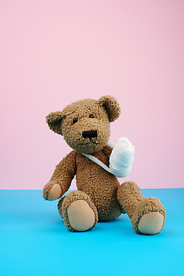 포토 JPG 해외이미지 분홍색 사람없음 치료 파란색 갈색 곰인형 붕대 깁스 거즈 해외포토 인형 컬러 의학 의료용품 파일형식 이미지허브