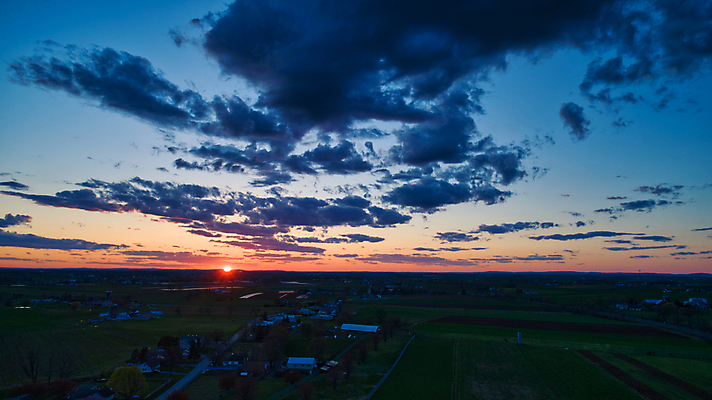 포토 JPG 해외이미지 나무 구름 계절 백그라운드 밭 농업 자연 하늘 아침 주택 안테나 옥수수 풍경 사람없음 야외 건물 초록색 여름 파란색 농작물 햇빛 태양 농장 농경지 일출 황혼 일몰 새벽 수확 시골 낟알 땅 밀 장면 외양간 드론 밭일 사일로 수평선 해외포토 주간 자연요소 식물 건축물 산업 컬러 통신 곡류 노을 생태계 파일형식 이미지허브
