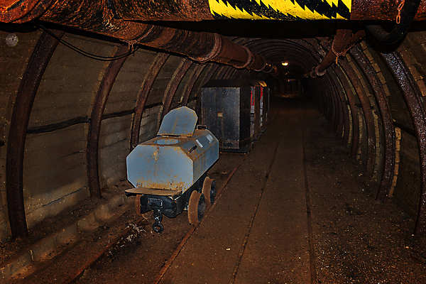 포토 JPG 해외이미지 여행 사람없음 빛 금속 기계 장비 기차 공구 역사 터널 재산 황금 은색 광석 버리기 발굴 부식 통로 박물관 지하 정맥 광부 복잡 슬로바키아 해외포토 직업 유럽 길 육상교통 컬러 컨셉 모션 재질 대중교통 금융 도구 혈관 파일형식 이미지허브
