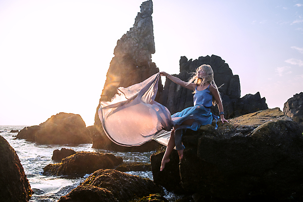 포토 JPG 해외이미지 전신 드레스 바다 여행 모션 휴가 한명 서기 사람 성인 야외 30대 금발 뷰티 유행 우승 화려 우아함 고독 실크 미녀 단아함 여자만 여자한명만 성인여자한명만 성인만 해외포토 1 헤어스타일 옷 감정 컨셉 장년 직물 최고 미인 성인여자만 파일형식 이미지허브