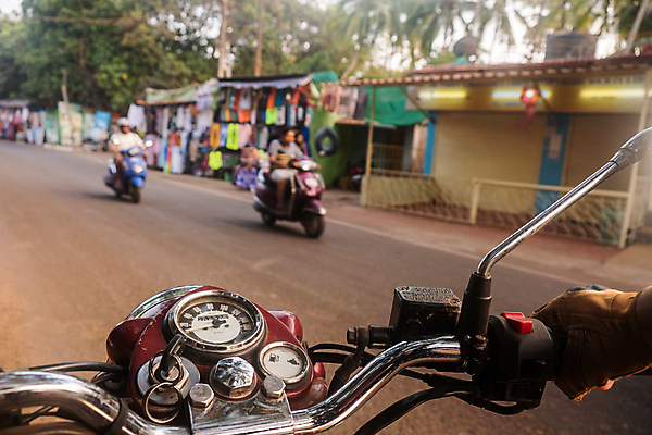 포토 JPG 해외이미지 전신 나무 전통 교통수단 여행 교통시설 거리 사람 성인 사람없음 야외 가로 캐주얼 컬러풀 걷기 자전거 전통의상 가난 사이클링 성인만 해외포토 식물 옷 컬러 교통 컨셉 모션 바이크 육상스포츠 시설 파일형식 이미지허브
