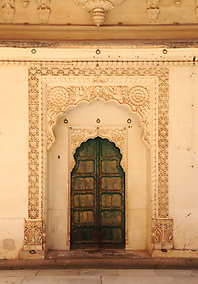 포토 JPG 해외이미지 전통 문화 벽 조각 여행 꽃무늬 건축양식 출입구 사람없음 건물 목재 장식 갈색 노란색 문 마을 궁전 수확 골동품 성 역사 아치 옛날 해외포토 나무 건축물 건축 꽃 컬러 고건축 무늬 농업 재료 파일형식 이미지허브
