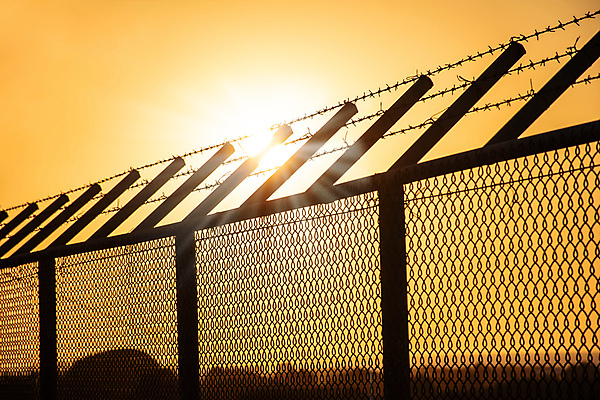 포토 JPG 해외이미지 경비 사람없음 울타리 태양 금속 일몰 광선 가장자리 경찰 보호 공항 위험 자르기 감옥 군용 오르기 날카로움 철사 펜싱 철조망 육군 철강 해외포토 자연요소 직업 스포츠 컨셉 교통시설 모션 재질 군대 안전 담장 노을 둘레 파일형식 이미지허브