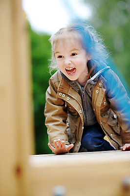 포토 JPG 해외이미지 백인 모델 1 공원 여자 딸 행복 유럽 얼굴 어린이 가족 놀이 사랑 한명 사람 야외 목재 파란색 컬러풀 노란색 봄 재킷 기쁨 아기 잡기 놀이터 걸음마 돌봄 해외포토 서양인 나무 계절 공공시설 감정 나라 컬러 재료 관계 모션 신체부위 외투 파일형식 이미지허브