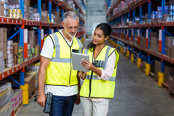 포토 JPG 해외이미지 백인 응시 여자 남자 중년 50대 노동자 실내 들기 상반신 20대 성인 두명 앞모습 상자 확인 보여주기 물류창고 해외포토 서양인 직업 시선 뷰포인트 모션 사람 청년 내부 창고 파일형식 이미지허브