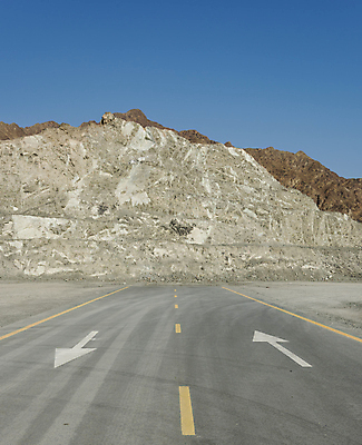 포토 JPG 해외이미지 도로 벽 여행 자연 휴가 화살 새로움 산 건조 풍경 사람없음 야외 세로 환경 사막 바위 업무 고속도로 끝 위험 방향 반대 내추럴 종료 나쁜 방법 선로 지질학 해외포토 교육 길 컨셉 교통시설 돌_바위 작업 생태계 파일형식 이미지허브