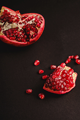 포토 JPG 해외이미지 컨셉 검은배경 사람없음 어둠 낟알 상쾌 날것 석류 해외포토 감정 백그라운드 과일 검은색 파일형식 이미지허브