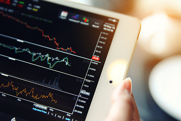 포토 JPG 해외이미지 손 그래프 들기 아웃포커스 신체부위 태블릿 주식 분석 투자 해외포토 컨셉 비즈니스 모션 촬영기법 사람 금융 전자제품 스마트기기 파일형식 이미지허브