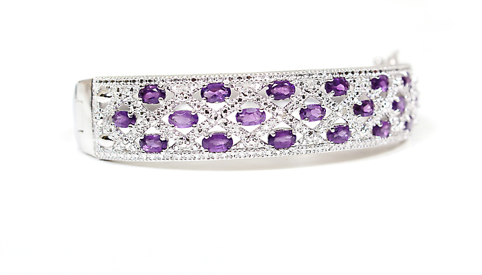 포토 JPG 해외이미지 백인 손 여자 결혼 목걸이 장신구 팔찌 선물 사랑 사람없음 빛 뷰티 유행 금속 보라색 흰색 화려 고급 우아함 은색 상품 크리스탈 보석 손목 오브젝트 다이아몬드 파운드 고립 터키석 스타일 해외포토 서양인 감정 컬러 컨셉 돈 재질 사람 이벤트 신체부위 광석 파일형식 이미지허브