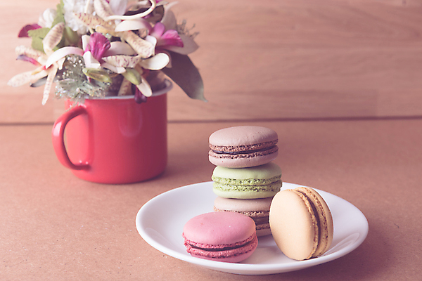 포토 JPG 해외이미지 전통 꽃 커피 음료 음식 분홍색 백그라운드 탁자 디저트 사람없음 목재 컵 빨간색 초록색 컬러풀 노란색 쌓기 쿠키 과자 케이크 어둠 침묵 프랑스 수확 흰색 사발 달콤 맛 향수 복고 마카롱 프랑스어 페스츄리 해외포토 나무 식물 문자 식기 유럽 빵 컬러 가구 컨셉 농업 재료 모션 소리 화장품 사기그릇 파일형식 이미지허브