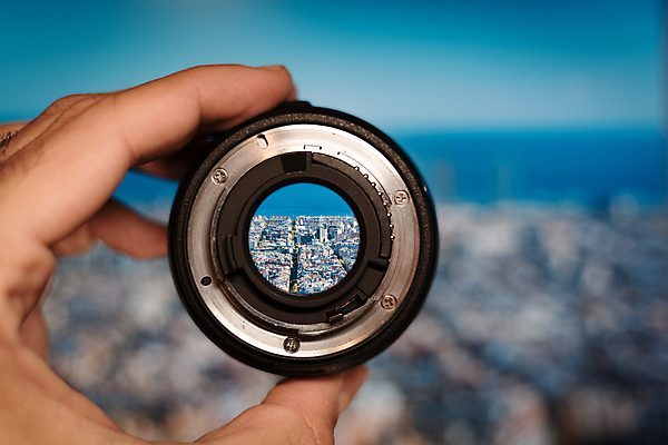 포토 JPG 해외이미지 손 유럽 여행 백그라운드 비즈니스 유리 항해 형상 취미 사람없음 세계 카메라 디지털 구멍 스페인 사진사 필름 심볼 영화 보고서 보케 바르셀로나 동영상 셔터 해외포토 나라 배_교통 재질 문화예술 신체부위 전자제품 작가 파일형식 이미지허브