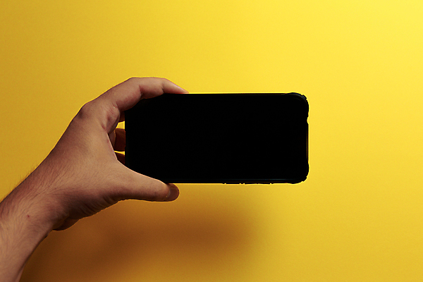 포토 JPG 해외이미지 여자 인터넷 비즈니스 통신 손가락 새로움 사람 사람없음 가로 스크린 공백 터치 정보 흰색 잡기 메시지 어플리케이션 자르기 전화기 스마트 검색 옷입기 보여주기 중독 터치스크린 카피스페이스 신청 해외포토 손 컬러 컨셉 모션 파일형식 이미지허브