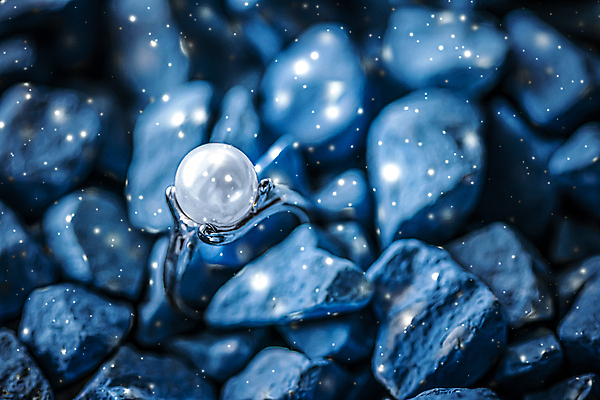 포토 JPG 해외이미지 장신구 실내 사람없음 뷰티 조약돌 반지 화려 우아함 보석 파란배경 진주 해외포토 백그라운드 컨셉 내부 파란색 돌_바위 광석 파일형식 이미지허브