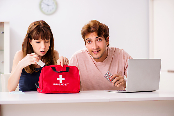 포토 JPG 해외이미지 커플 여자 남자 실내 들기 상반신 성인 두명 앞모습 약 구급상자 응급치료 찾기 성인만 해외포토 뷰포인트 의학 관계 모션 사람 내부 치료 의료용품 파일형식 이미지허브