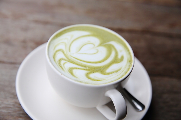 포토 JPG 해외이미지 실내 사람없음 컵 거품 머그컵 티스푼 녹차 컵받침 라떼아트 말차 나무배경 해외포토 식기 백그라운드 내부 차_음료 숟가락 받침대 그림 라떼 파일형식 이미지허브