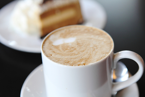 포토 JPG 해외이미지 접시 디자인 커피 음료 음식 아침 사람없음 목재 컵 갈색 쌓기 케이크 숟가락 검은색 어둠 거품 카페 우유 에너지 머그컵 흰색 신선 바 뜨거움 액체 닫기 맛 아침식사 정상 설탕 컵받침 크림 오브젝트 아로마 카푸치노 에스프레소 단절 라떼 카페인 해외포토 주간 나무 식기 컬러 컨셉 재료 모션 디저트 유제품 수저 상점 식사 받침대 파일형식 이미지허브