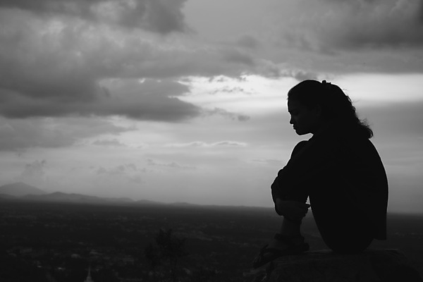 포토 JPG 해외이미지 1 라이프스타일 응시 여자 생각 한명 동양인 성인 슬픔 표현 드라마 문제 혼자 해외포토 시선 감정 사람 인종 생활 파일형식 이미지허브