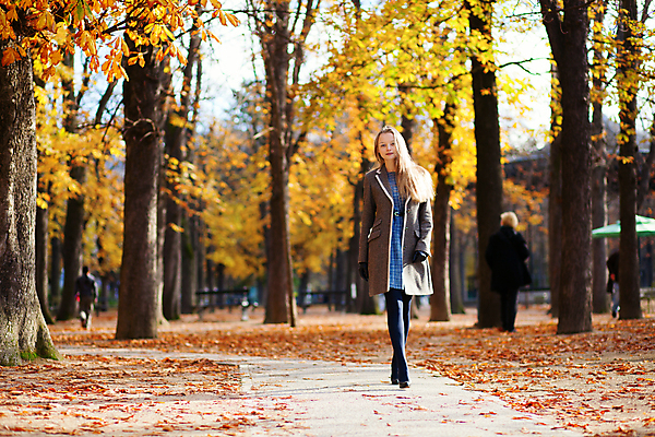 포토 JPG 해외이미지 나무 백인 라이프스타일 긴머리 계절 공원 여자 행복 유럽 잎 자연 한명 사람 성인 야외 컬러풀 금발 햇빛 노란색 유행 맑음 활발 코트 프랑스 흰색 도시 황금 9월 11월 긍정 10월 내추럴 파리(프랑스) 해외포토 서양인 식물 1 헤어스타일 공공시설 감정 나라 컬러 컨셉 날씨 생활 태양 외투 날짜 생태계 파일형식 이미지허브