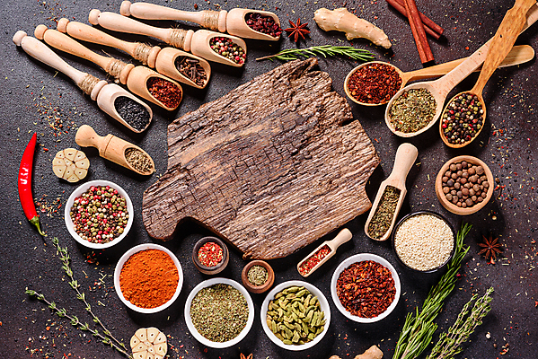 포토 JPG 해외이미지 백그라운드 잎 재료 고추 탁자 파프리카 건조 마늘 요리 씨앗 동양인 사람없음 빨간색 초록색 컬러풀 주방 숟가락 검은색 어둠 양념 조미료 사발 고수 맛 가루 인도인 허브 메뉴 유기농 매움 아로마 소금 향 레시피 후추 카레 생강 바질 로즈메리 시나몬 강황 해외포토 외국인 식물 웰빙 음식 컬러 가구 컨셉 채소 식재료 수저 인종 사기그릇 향신료 향미료 파일형식 이미지허브