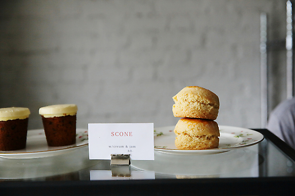 포토 JPG 해외이미지 접시 디저트 실내 사람없음 쌓기 전시 팻말 빵집 컵케이크 진열장 스콘 해외포토 식기 음식 빵 모션 프레임 내부 케이크 상점 파일형식 이미지허브